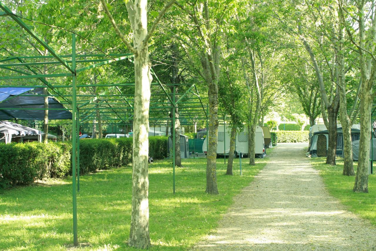 Camping El Pinajarro Hervas Bagian luar foto