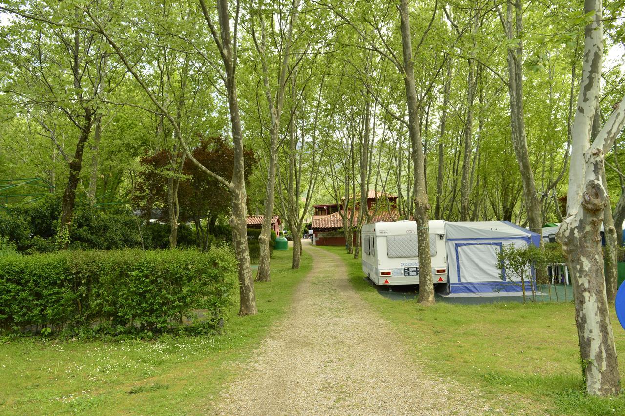 Camping El Pinajarro Hervas Bagian luar foto